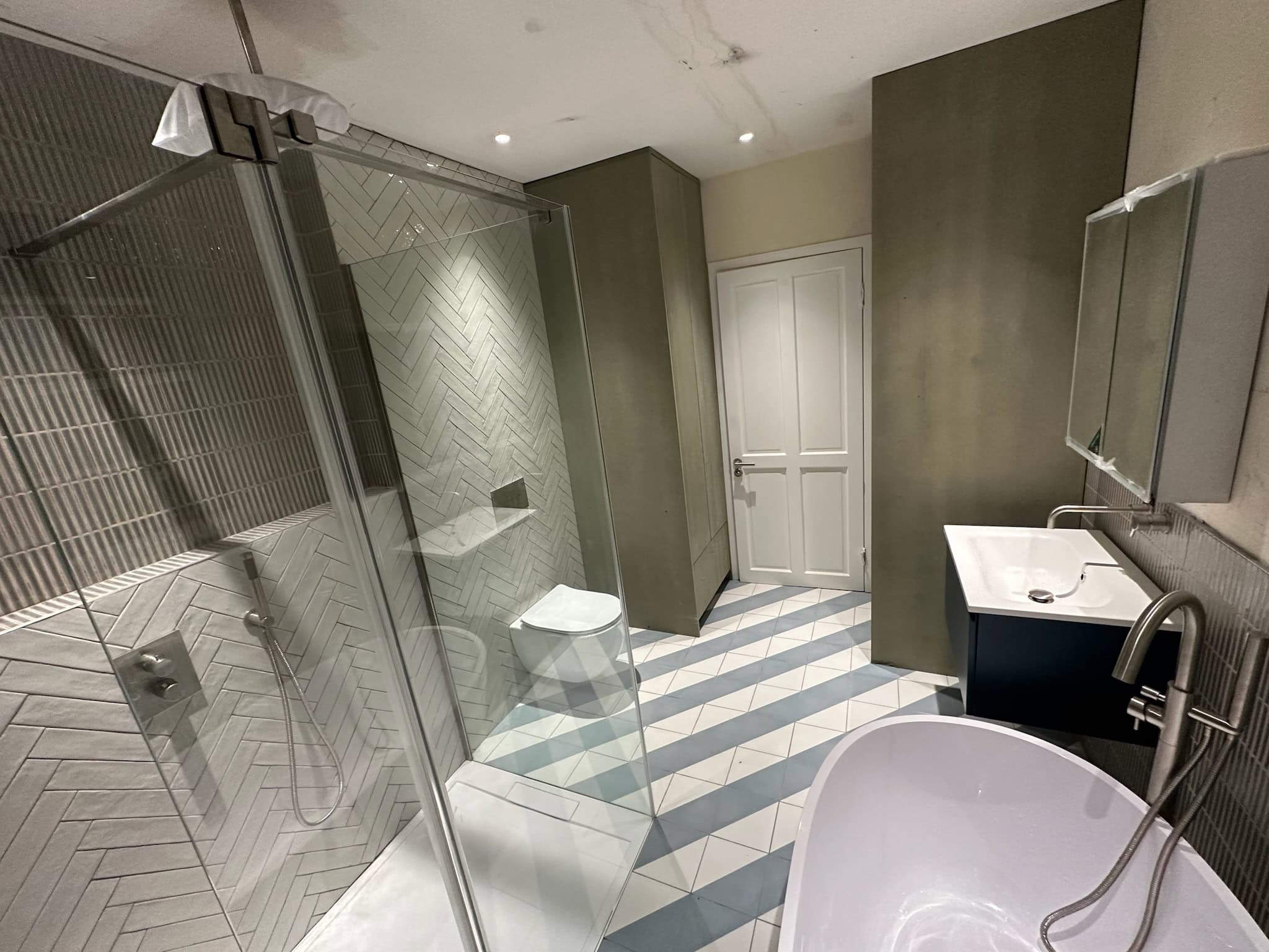 Wandsworth bathroom renovation 2025 – luxury walk-in shower and bathtub by LMDEC